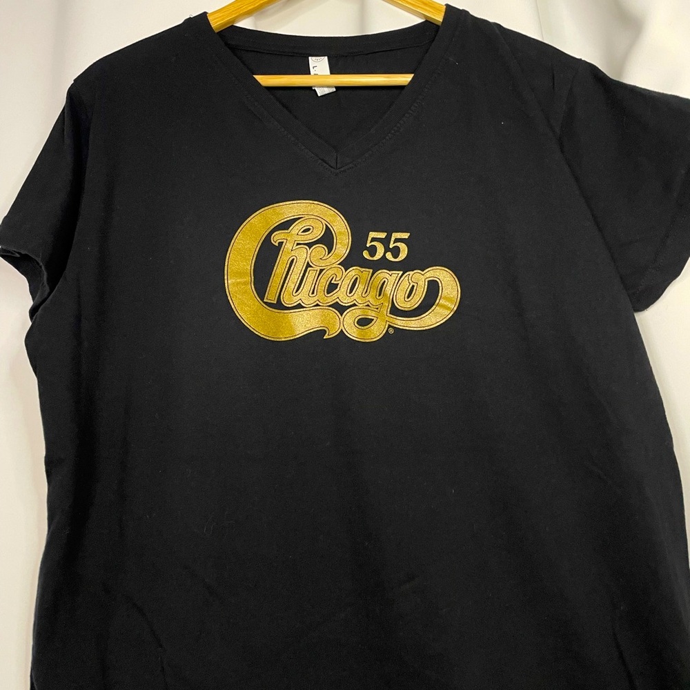 LAT black v-neck Chicago 55 graphic band tee ‘Feelin Stronger..’ womens sz XL